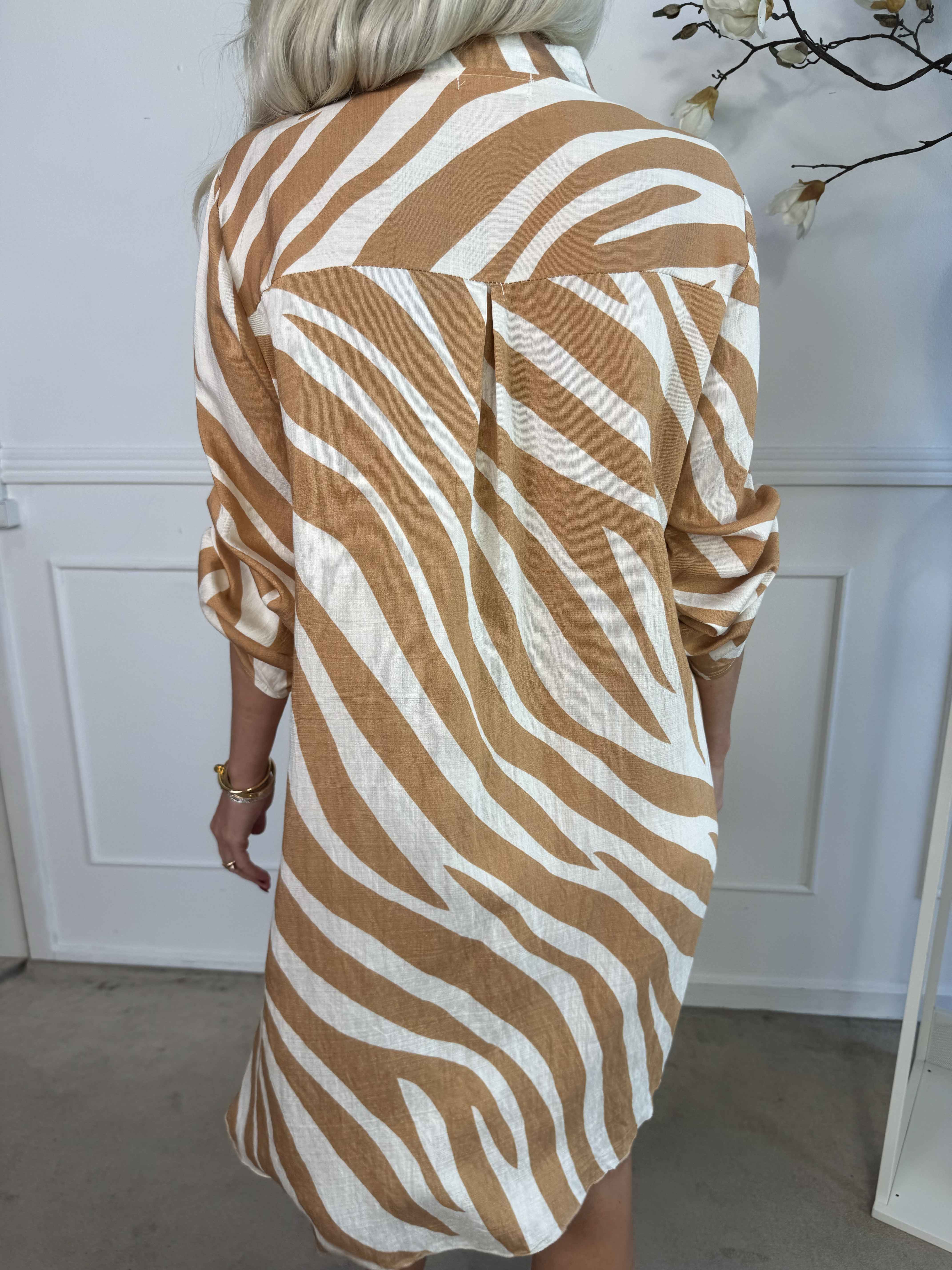 Luna - Stribet tunikakjole i viskose med knapper ved brystet